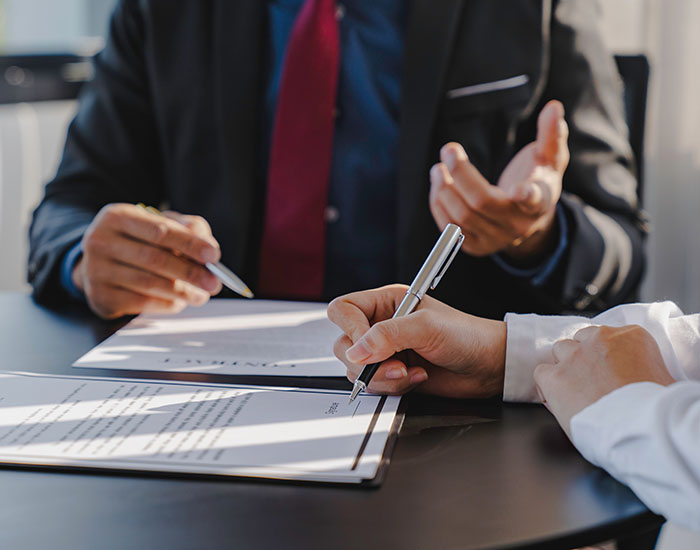 Real Estate Brokers Are Consulting On Insurance Broker Contract Real Estate Brokers Are Consulting On Insurance Broker Contract